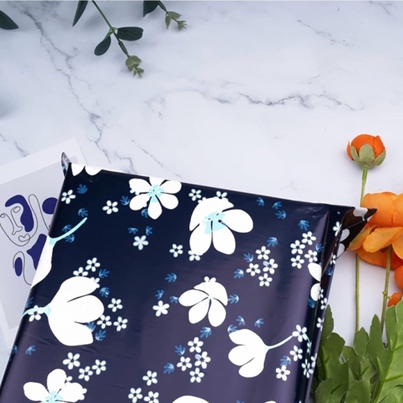 Polymailers 20 10x13 and 20 2 inch stickers Packaged With Posh Love Blue Floral - Picture 8 of 10